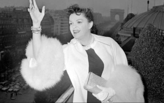 श्रीदेवी की मौत की वजह के जैसी कई अन्य सेलिब्रिटीज़ भी हैं जिनकी मौत बाथटब में डूबने से हुई. 1960 की दशक के आखिर में सिंगर और एक्टर जुडी गारलैंड की भी मौत बाथटब में हुई थी. उनकी मौत ड्रग्स की ज़्यादा डोज लेने से हुई थी.