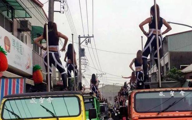 क्यों चीन में शोक सभा के दौरान कॉल गर्ल्स बुलाई जाती हैं? Why bar dancers are called during funeral in China क्यों चीन में शोक सभा के दौरान कॉल गर्ल्स बुलाई जाती हैं?