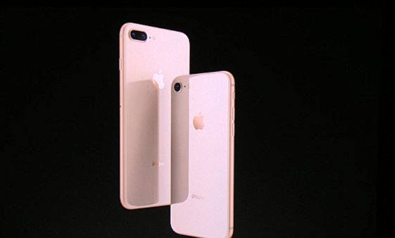 iPhone 8/ 8 Plus: आईफोन 8 के 64 जीबी वेरिएंट की कीमत 55,999 रुपये बाजार में है लेकिन सेल में ये 54,999 रुपये में उपलब्ध है. वहीं इसके 256 जीबी मॉडल को इस सेल में 69,999 रुपये में रखा गया है.
