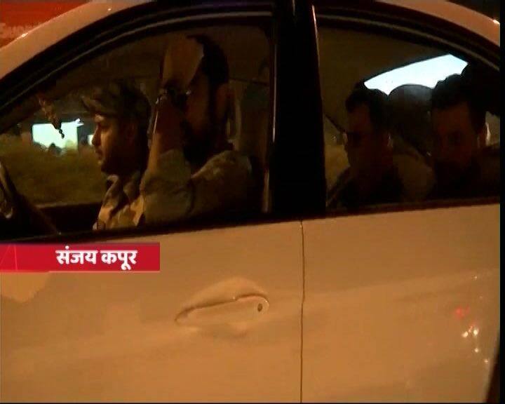 श्रीदेवी के पार्थिव शरीर को लेकर दुबई से मुंबई आए अर्जुन कपूर और संजय कपूर. 