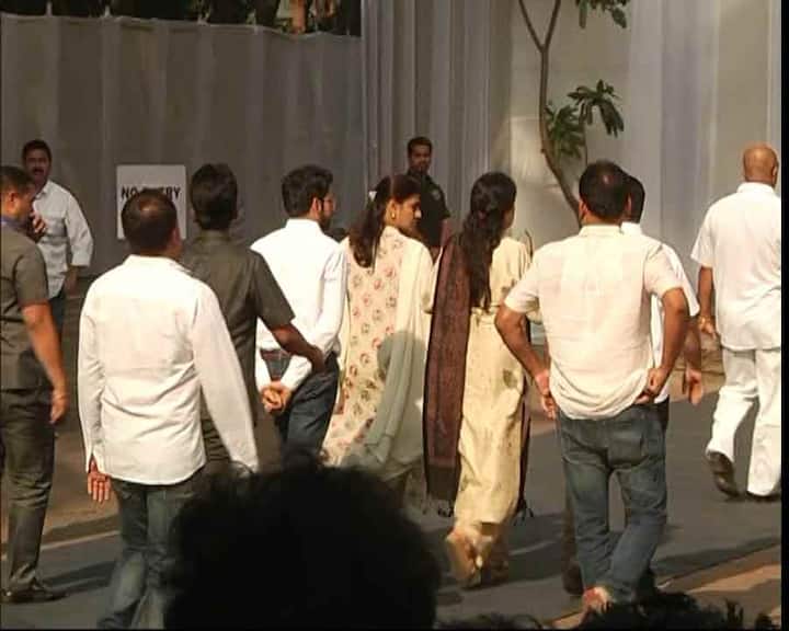 ठाकरे का परिवार पहुंचा.