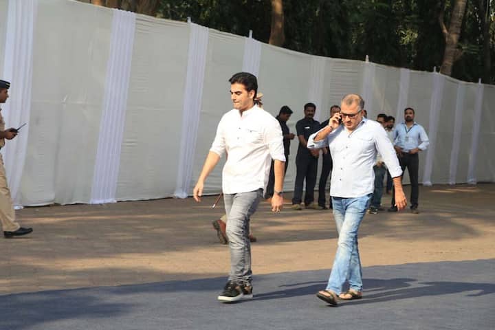 अभिनेता अरबाज खान भी पहुंचे. सलमान खान आधी रात को ही घर जाकर श्रीदेवी का अंतिम दर्शन कर चुके हैं.