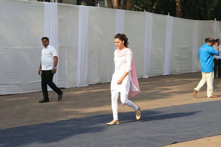 अभिनेत्री उर्वशी रौतेला श्रीदेवी का अंतिम दर्शन करने पहुंचीं.