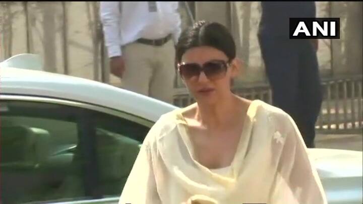 सुष्मिता सेन भी पहुंचीं. श्रीदेवी की मौत की खबर सुनते ही सुष्मिता सेन ने ट्वीट कर कहा था,