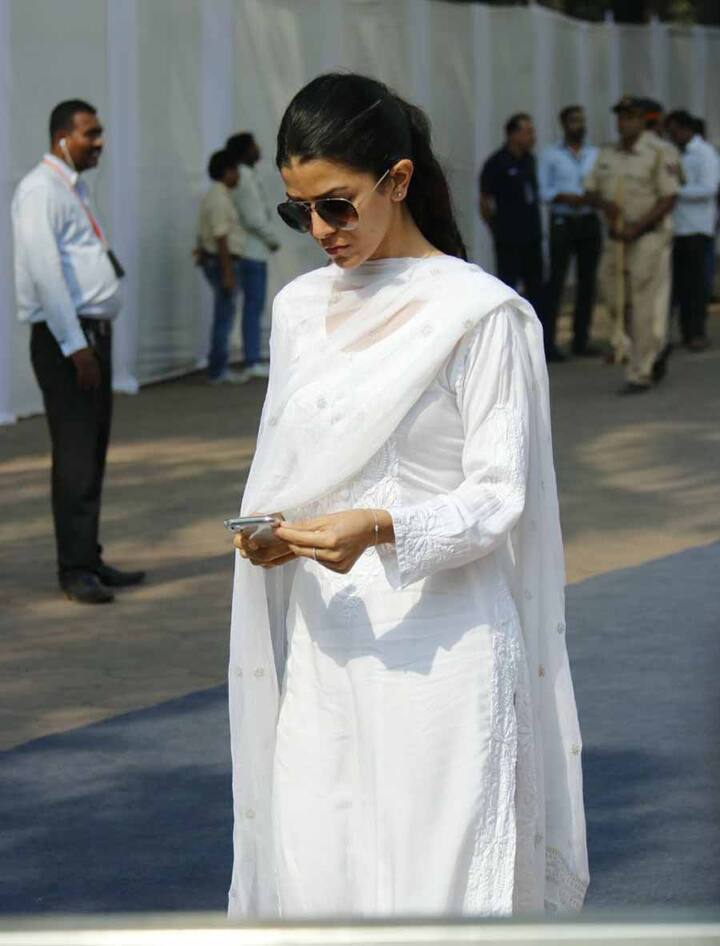 अक्षिनेत्री निमरत कौर भी नज़र आईँ.