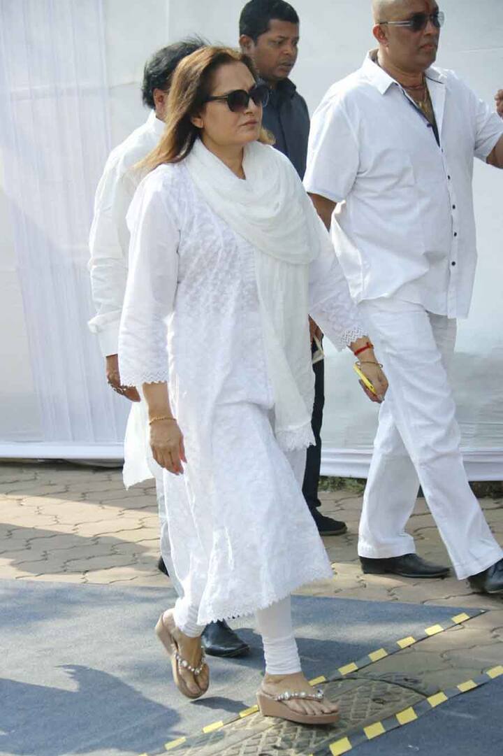 अभिनेत्री जया प्रदा भी यहां नज़र आईँ. जया प्रदा इससे पहले उनके घर भी गई थीं.