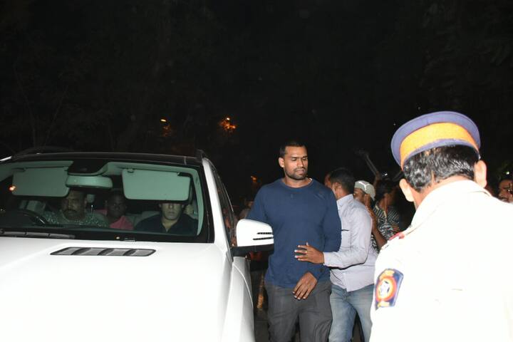  बॉलीवुड के सुपरस्टार खान नम आखों के साथ श्रीदेवी के आखिरी दर्शन करने उनके घर पहुंचे. इस दौरान उनका चेहरा काफी गमगीन नजर रहा था.