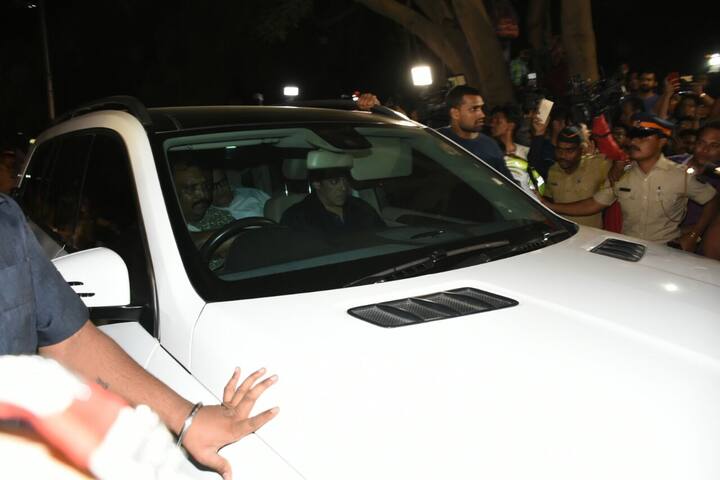 श्रीदेवी के परिवार की ओर से आए बयान के मुताबिक श्रीदेवी का अंतिम संस्कार आज (28 फरवरी) दोपहर 3.30 बजे होगा. विले पार्ले के सेवा समाज शवदाह गृह में उनका अंतिम संस्कार किया जाएगा. (सभी तस्वीरें: मानव मंगलानी)