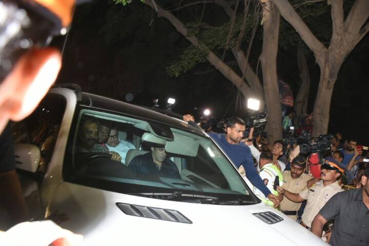 तस्वीरों में देख सकते हैं कि सलमान खान के साथ फिल्म मेकर रमेश तौरानी भी श्रीदेवी के घर पहुंचे थे.