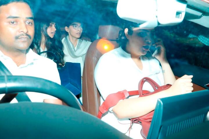 बॉलीवुड अभिनेत्री श्रीदेवी के निधन से बॉलीवुड समेत पूरा भारत दुखी है. दिवंगत बॉलीवुड अभिनेत्री श्रीदेवी का पार्थिव शरीर दुबई से मुंबई आ चुका है. उनके अंतिम दर्शन के लिए तमाम बॉलीवुड की हस्तियों का उनके घर तांता लगा है.