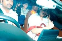 नम आंखों के साथ सोनम कपूर, अर्जुन कपूर की बहन अंशुला के साथ श्रीदेवी के घर अंतिम दर्शन के लिए पहुंची 