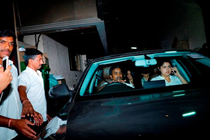 दो बजे उनकी शव यात्रा श्मशान घाट के लिए निकलेगी. गौरतलब है कि बीते तीन दिनों से उनके फैंस और सभी करीबी लोग उनकी एक झलक का इंतजार कर रहे हैं.