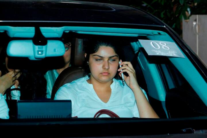 विले पार्ले के सेवा समाज शवदाह गृह में उनका अंतिम संस्कार किया जाएगा.