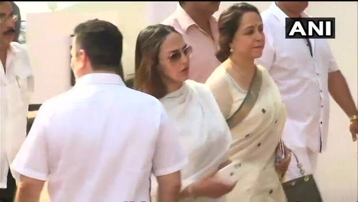 हेमा मलिनी भी अंतिम दर्शन करने पहुंचीं.