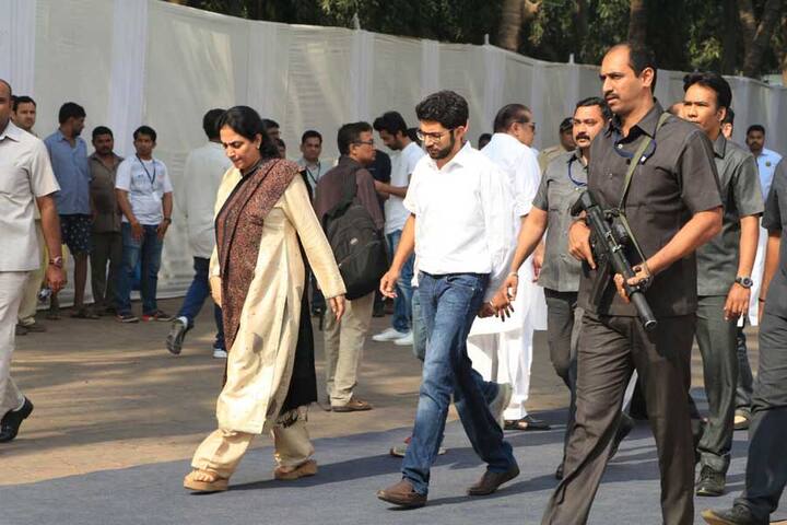 आदित्य ठाकरे भी पहुंचे.