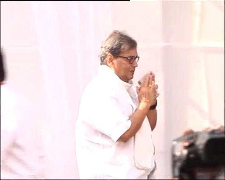 जाने माने फिल्ममेकर सुभाष घई भी पहुंचें.