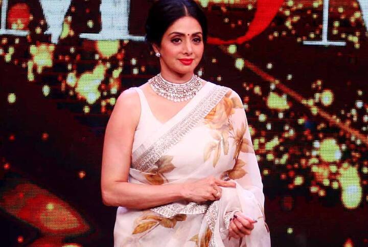 बता दें कि इस दिग्गज अभिनेत्री का निधन शनिवार रात दुबई के एक होटल में दुर्घटनावश बाथटब में डूबने से हुआ था. वह अपने परिवार के साथ वहां बोनी कपूर के भांजे की शादी में शामिल होने गई थीं. शादी समारोह के दो दिन बाद यह हादसा हुआ.