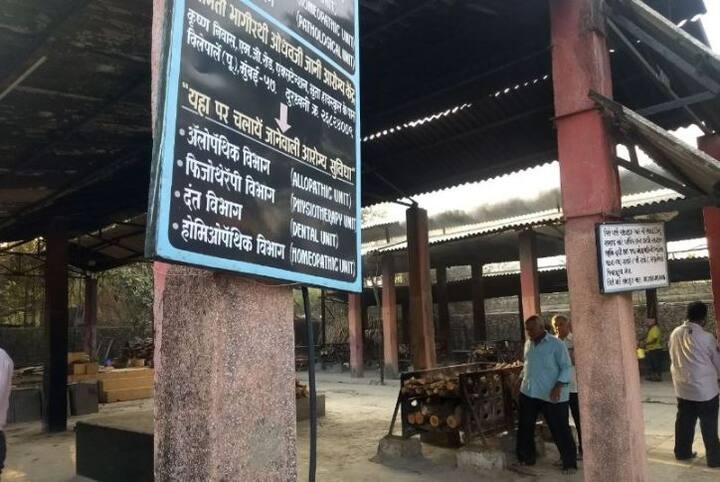 बॉलीवुड की पहली लेडी सुपरस्टार श्रीदेवी का आज दोपहर 3.30 बजे अंतिम संस्कार किया जाएगा. श्रीदेवी का अंतिम संस्कार विले पार्ले के श्मशान घाट में किया जाएगा. अंतिम दर्शन के लिए उनका पार्थिव शरीर अंधेरी के सेलिब्रेशन स्पोर्ट्स क्लब में रखा गया है. 