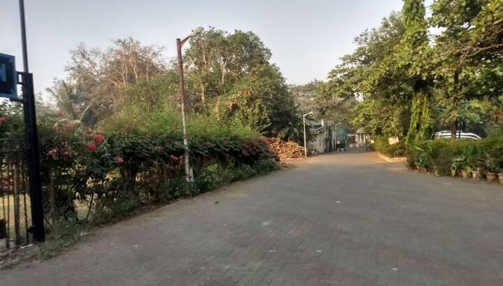 श्रीदेवी के शव को अंधेरी लोखंडवाला से विले पार्ले लाने के लिए पुलिस और ट्रैफिक पुलिस ने भी पुख्ता इंतजाम किए हुए हैं. 
