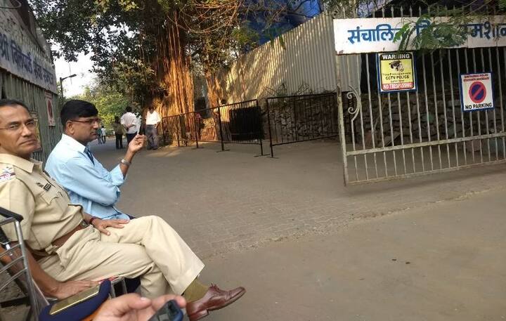 विले पार्ले के सेवा समाज शवदाह गृह में पहले भी कई जानीमानी हस्तियों का अंतिम संस्कार किया जा चुका है. 