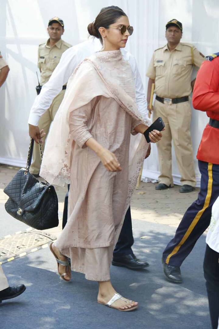 दीपिका पादुकोण अपना काम छोड़ आज ही मुंबई लौटीं और श्रीदेवी का अंतिम दर्शन करने पहुंचीं.
