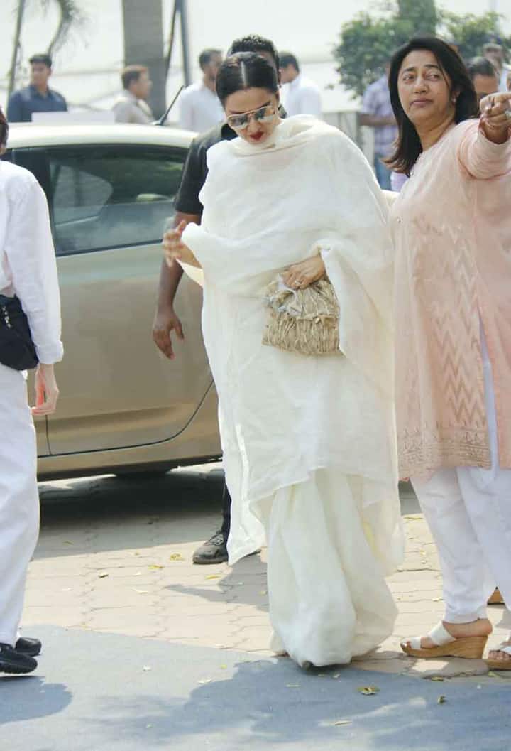अभिनेत्री रेखा भी यहां पहुंची. इससे पहले भी रेखा श्रीदेवी की मौत की खबर सुन उनके घर पहुंचीं थीं.