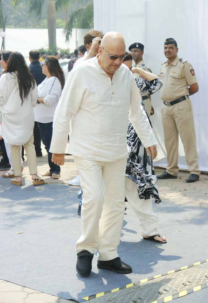 दिग्गज अभिनेता प्रेम चोपड़ा भी अंतिम दर्शन करने पहुंचे.
