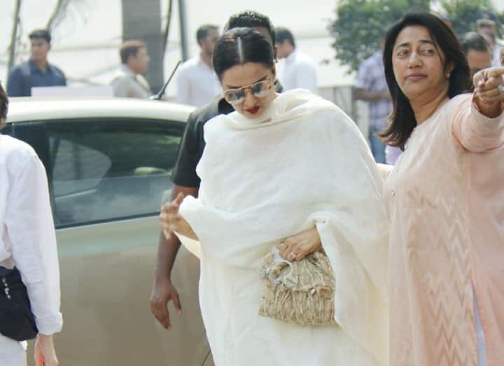 आज रेखा श्रीदेवी का अंतिम दर्शन करने के बाद भावुक हो गईं और बेटियों को गले लगाकर ढाढस बधाया.