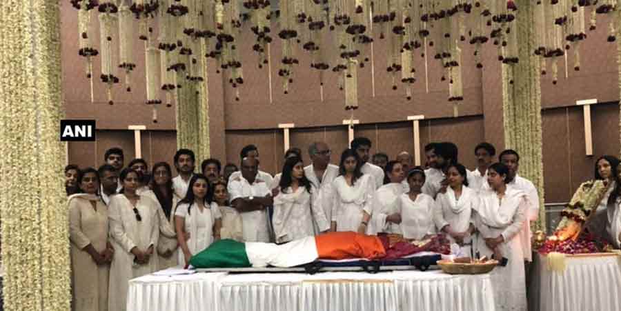 अंतिम दर्शन के लिए लाल साड़ी में दुल्हन की तरह सजाई गईं श्रीदेवी, पहली तस्वीर आई सामने