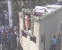 ...और अपने आखिरी सफर पर निकल पड़ी चांदनी, देखें श्रीदेवी की अंतिम यात्रा की PHOTOS 