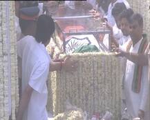 ...और अपने आखिरी सफर पर निकल पड़ी चांदनी, देखें श्रीदेवी की अंतिम यात्रा की PHOTOS 