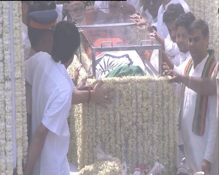अपनी मां और पत्नी को खोने के बाद बोनी और दोनों बेटियों का रो-रो कर बुरा हाल है. तस्वीरों में आप देख सकते हैं कि किस तरह श्रीदेवी की मौत ने इस परिवार को अंदर से तोड़ दिया है.