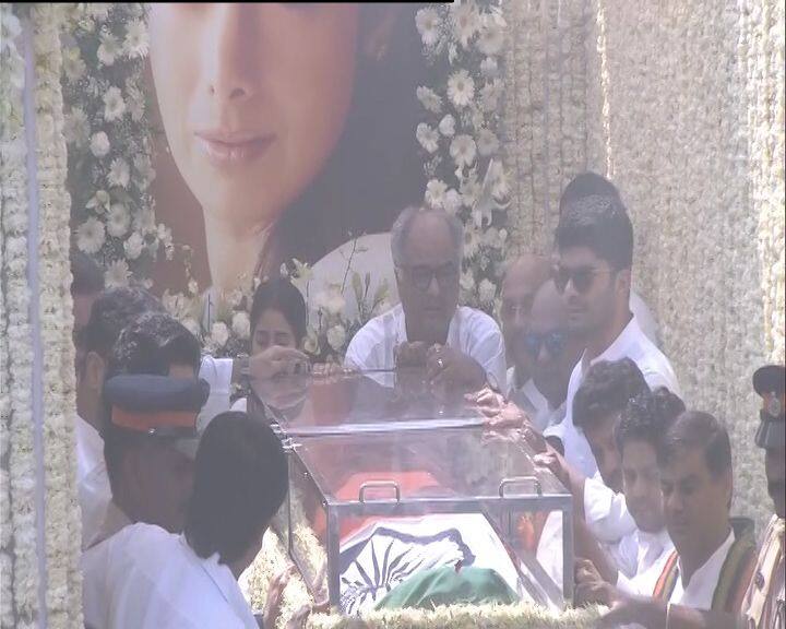 इस तस्वीर में श्रीदेवी का पार्थिव शरीर तिरंगे में लिपटा हुआ है. इस तस्वीर में उनके पति बोनी कपूर, बेटी जाह्नवी और खुशी भी नजर आ रही हैं. 