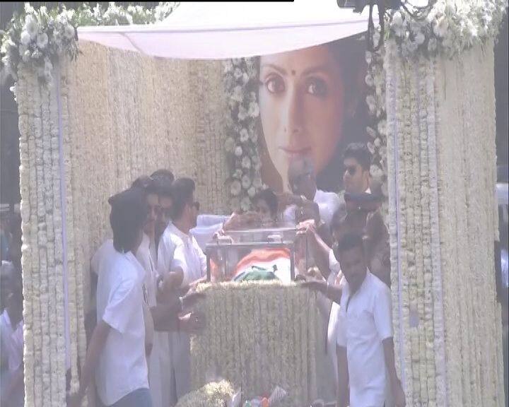 पूरा परिवार दुख से टूटा हुआ नजर आ रहा है. बता दें कि श्रीदेवी को राजकीय सम्मान के साथ अंतिम विदाई दी गई जा रही है.