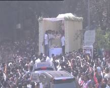 श्रीदेवी के आखिरी सफर में फैंस का उमड़ा सैलाब, यात्रा के दौरान सड़कों पर दिखी हजारों की भीड़