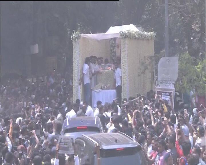 श्रीदेवी की इस अंतिम यात्रा में उनके फैंस का हूजूम भी सड़कों पर उतर आया है अपनी चांदवी को अंतिम विदाई देने के लिए.