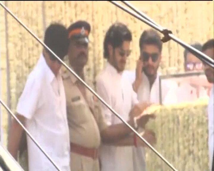 सारे गिले शिकवे भूल सौतेले बेटे अर्जुन भी इस दुख की घड़ी में अपनी बहनों और पिता के साथ खड़े हैं और इस दुख की घड़ी में उन्हें ढांढस बंधा रहे हैं.