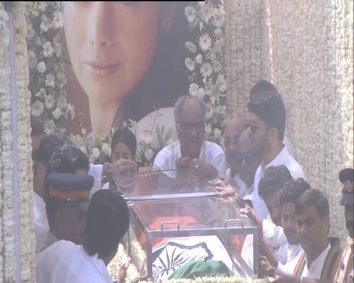 परिवार अभी तक ये समझ ही नहीं पा रहा है कि आखिर ये कैसे और क्यों हो गया. लेकिन इस दुख की घड़ी में परिवार एक जुट नजर आ रहा है और सभी एक दूसरे को हिम्मत देते दिख रहे हैं.