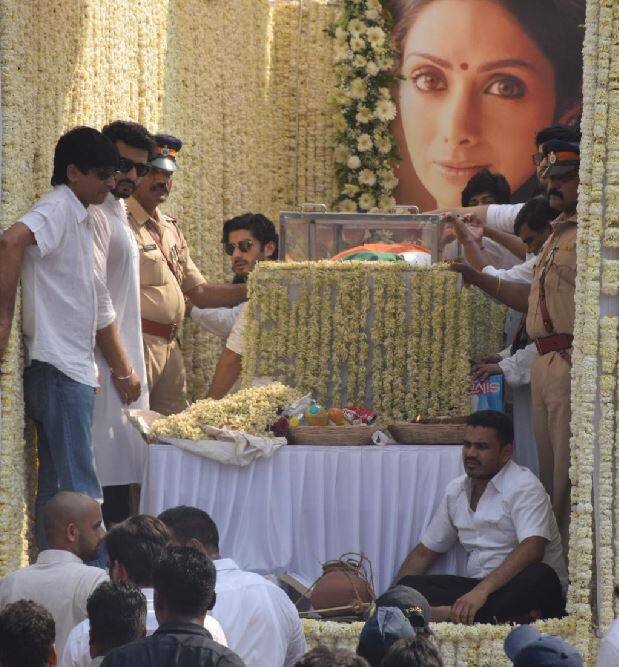  इस तस्वीर में श्रीदेवी का पार्थिव शरीर तिरंगे में लिपटा हुआ है. इस तस्वीर में उनके पति बोनी कपूर, बेटी जाह्नवी और खुशी भी नजर आ रही हैं. 