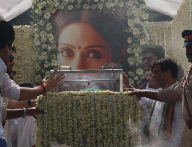  श्रीदेवी का पार्थिव शरीर तिरंगे में लिपटा हुआ है. बता दें कि श्रीदेवी को राजकीय सम्मान के साथ अंतिम विदाई दी गई जा रही है.