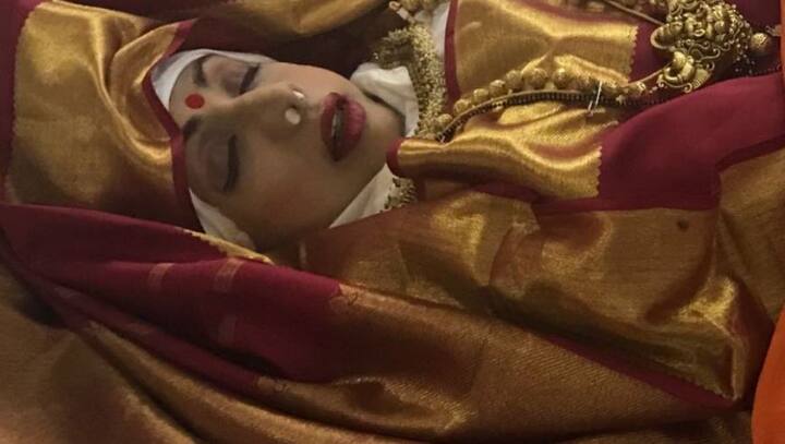 बॉलीवुड की पहली लेडी सुपरस्टार श्रीदेवी का के अंतिम सफर में उनके फैंस का जैसा सैलाब देखने को मिला है इससे पहले शायद ही कभी ऐसा नजारा दिखा हो. मुंबई की सड़कों पर आज श्रीदेवी के लाखों चाहने वालों ने उन्हें बेहद भावुक होकर अंतिम विदाई दी.