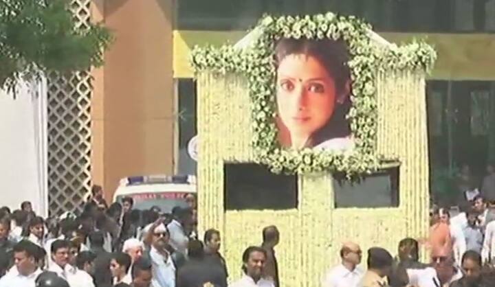 श्रीदेवी के आखिरी दर्शन के लिए सेलिब्रेशन स्पोर्ट्स क्लब में बॉलीवुड से लेकर टीवी के सभी सितारों का तांता लगा रहा. अभिनेत्री विद्या बालन जब अंतिम दर्शन करने पहुंचीं तब फूट-फूट कर रो पड़ीं. साथ में उनके पति सिद्धार्थ रॉय कपूर थे उन्होंने इस दौरान उन्हें संभाला.