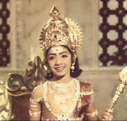श्रीदेवी का जन्म 13 अगस्त 1963 को तामिलनाडु के एक तमिल परिवार में हुआ. श्रीदेवी ने महज 4 साल की उम्र से ही बतौर बाल कलाकार एक्टिंग के फील्ड में कदम रख दिया था. साल 1967 से 1975 तक श्रीदेवी ने बतौर बाल कलाकार काम किया