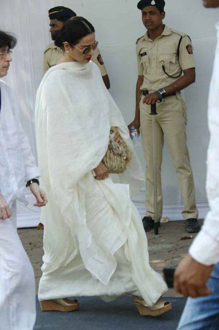 रेखा इस दौरान कपूर परिवार के साथ कंधे से कंधा मिलाकर खड़ी रहीं.