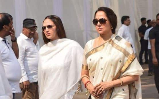 बेटी ईशा देओल के साथ श्रीदेवी के अंतिम दर्शन करने जातीं हेमा मालिनी.