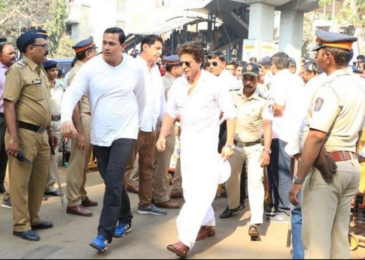 श्रीदेवी के अंतिम दर्शन के लिए जाते शाहरुख खान.