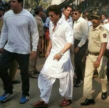 श्रीदेवी के अंतिम संस्कार में ग़मज़दा दिखे शाहरुख खान