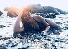 \'चंद्रमुखी चौटाला\' यानी कविता कौशिक पति के साथ बीच के किनारे कर रही हैं मस्ती, देखें तस्वीरें