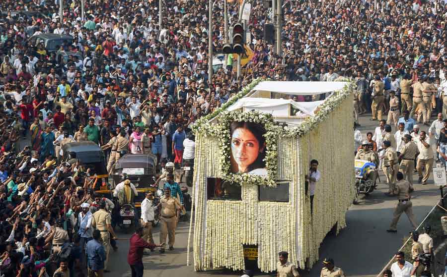 अलविदा चांदनी: पति बोनी कपूर ने दी मुखाग्नि, श्रद्धांजलि देने सड़कों पर उतरे हज़ारों लोग