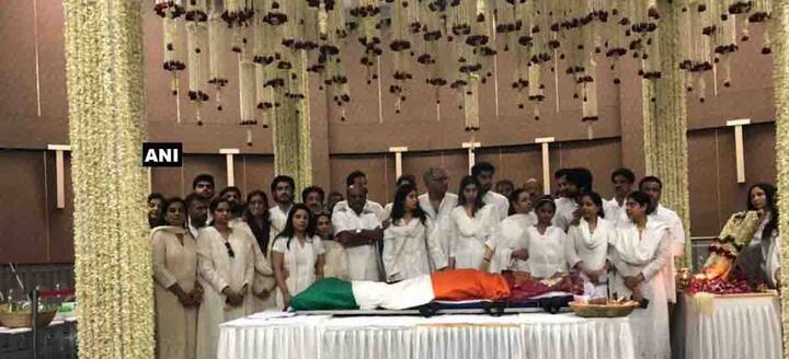 इसके बाद तमाम औपचारिकताओँ के बाद श्रीदेवी का पार्थिव शरीर को 27 फरवरी की रात को भारत लाया गया और 28 फरवरी को राजकीय सम्मान के साथ मुंबई में उनका अंतिम संस्कार किया गया.फोटो (मानव मंगलानी)